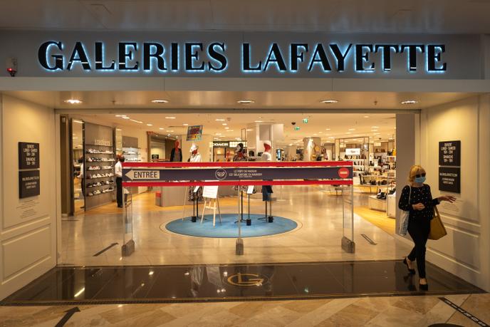 Une femme sort des Galeries Lafayette, à Marseille, le 30 septembre.