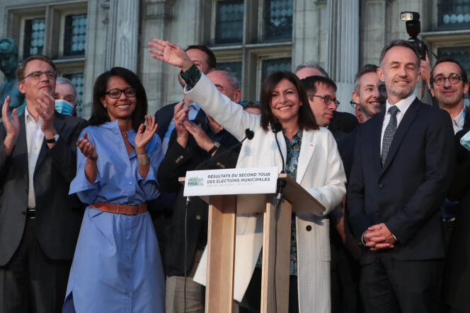 Anne Hidalgo, le 28 juin, soir de sa réélection à la Mairie de Paris, avec, à sa droite, Emmanuel Grégoire, son premier adjoint.