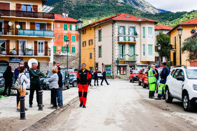 Les habitants de Roquebillière (Alpes-Maritimes), privés d’eau potable et d’électricité, le 3 octobre.