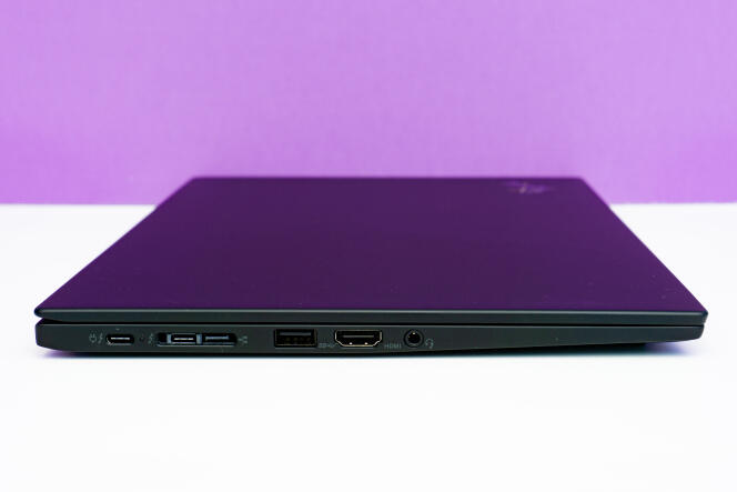 Le X1 Carbon dispose de deux ports Thunderbolt 3 (dont l’un permet de brancher une station d’accueil Lenovo), un USB type A, une sortie HDMI et une prise casque sur le flanc gauche.