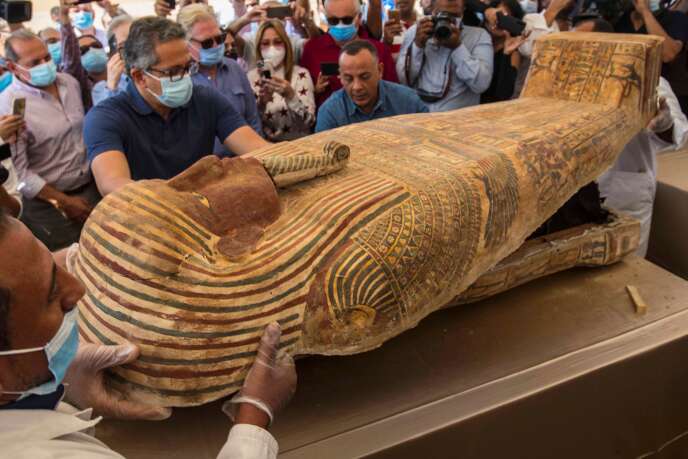 Ouverture d’un sarcophage découvert dans la nécropole de Saqqara, le 3 octobre à Gizeh, près du Caire.