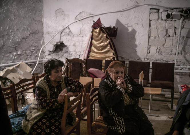 Des civils à l'intérieur d'un abris anti-bombe dans le centre culturel de Martouni au Haut-Karabakh, le 1 octobre.