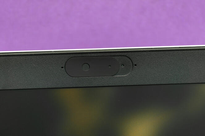 Le ProBook 445 G7 intègre une glissière pour masquer la webcam.