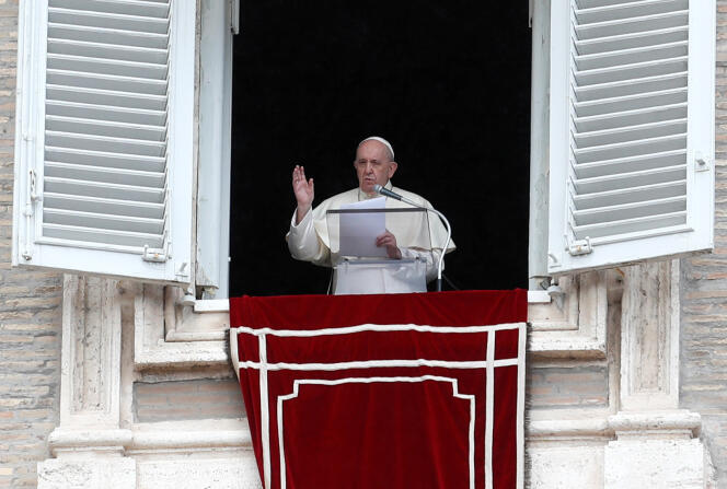 Le pape François, le 4 octobre, sur la place Saint-Pierre, au Vatican.