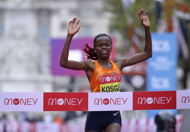 La Kenyane Brigid Kosgei a franchi en premier la ligne d’arrivée, remportant le marathon de Londres, le 4 octobre 2020.