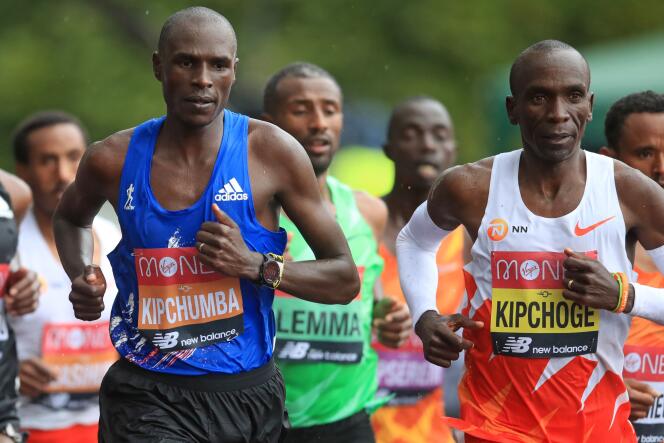 Le Kényan Vincent Kipchumba (à gauche) et le Kényan Eliud Kipchoge (à droite) lors du marathon de Londres, le 4 octobre 2020.