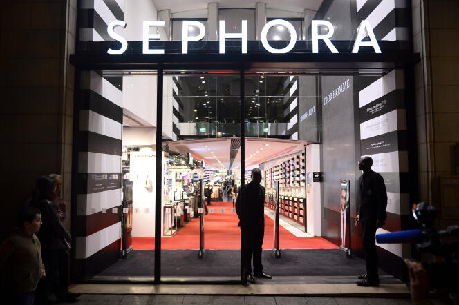 A Paris, faute de touristes, les ventes de cosmétiques sont en recul de 38 %. Ici, la boutique Sephora des Champs-Elysées.