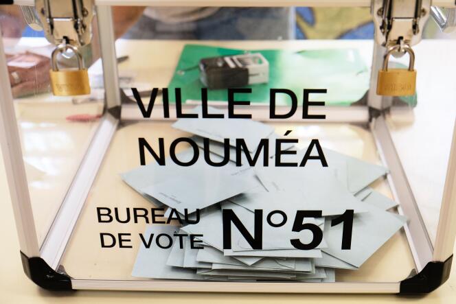 Dans un bureau de vote à Nouméa, le 4 octobre.