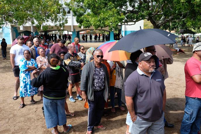 Une file d’attente devant un bureau de vote de Nouméa, samedi 4 octobre.