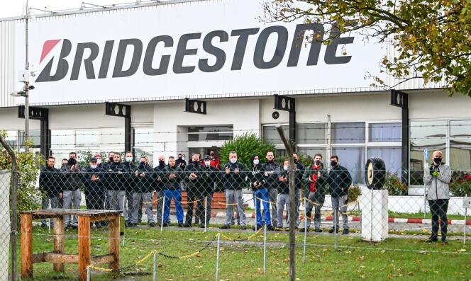 Les employés de l’usine Bridgestone applaudissent les manifestants passant devant l’usine Bridgestone de Béthune, le 4 octobre 2020