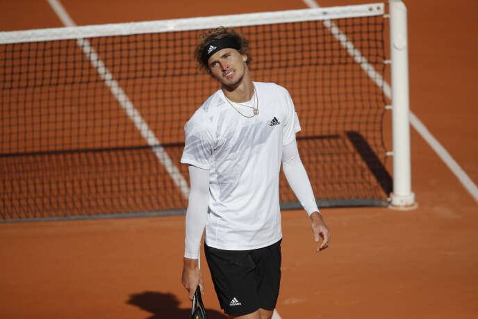 Alexander Zverev en huitièmes de finale face à l'Italien Jannik Sinner, dimanche 4 octobre, à Roland Garros.