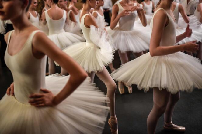 Une photo d’archive prise le 27 septembre 2018, les danseurs se préparent avant l’ouverture du gala annuel à l’Opéra Garnier de Paris.