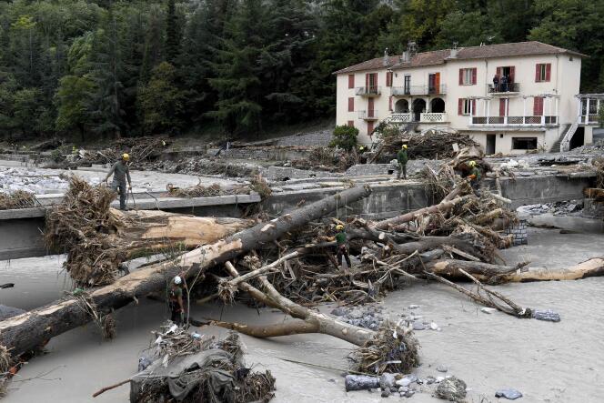 Les secours tentent d’enlever les arbres tombés d’un pont à Breil-sur-Roya, dans le sud-est de la France, le 4 octobre 2020.