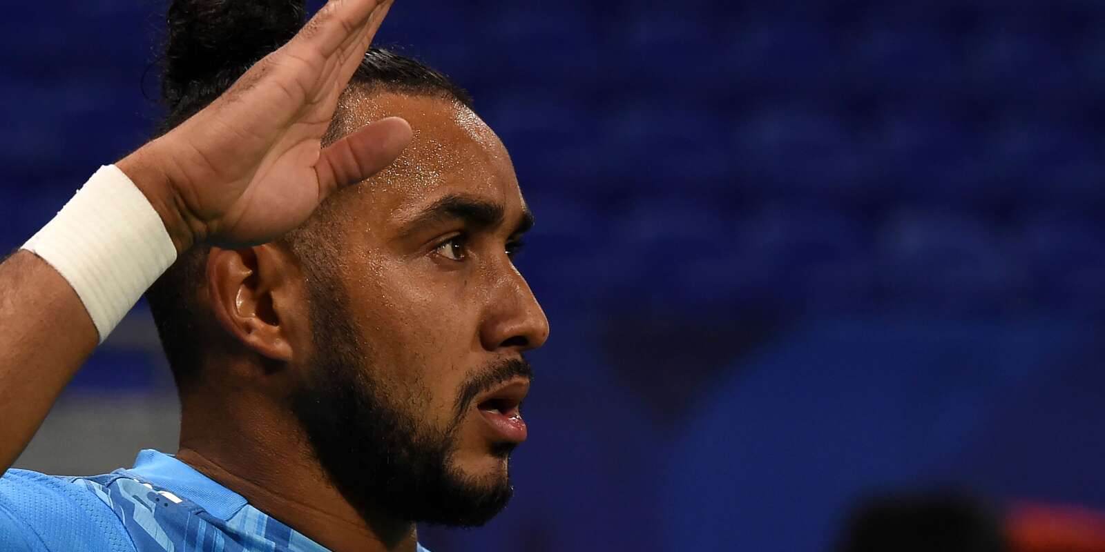 Marseille's French midefielder Dimitri Payet celebrates after scoring during the French L1 football match between Olympique Lyonnais and Olympique de Marseille at the Groupama Stadium in Decines-Charpieu, near Lyon, central-eastern France on October 4, 2020. / AFP / JEAN-PHILIPPE KSIAZEK