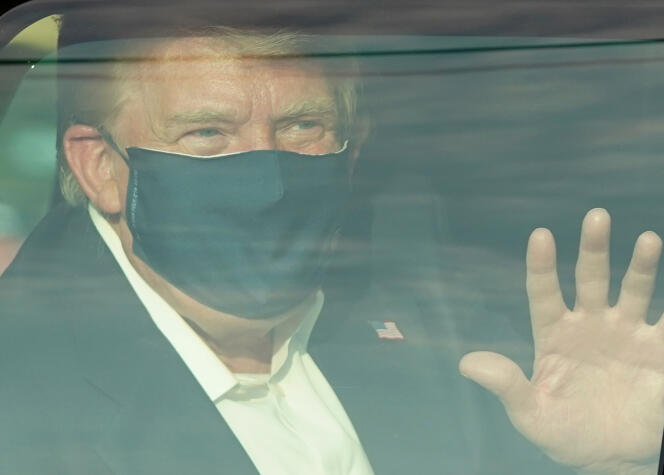 Le président Donald Trump salue en voiture ses partisans, près de l’hôpital Walter-Reed, à Bethesda (Maryland) le 4 octobre.