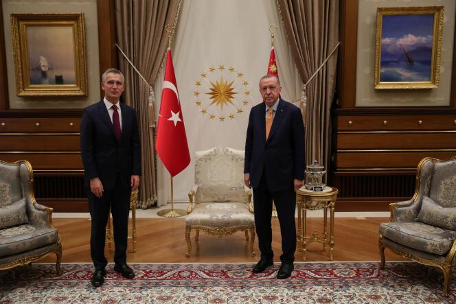Le président turc Recep Tayyip Erdogan et le secrétaire général de l’OTAN, Jens Stoltenberg, à Ankara, le 5 octobre.