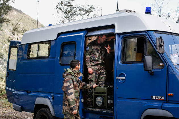 Une unité montagne de gendarmes installe un réseau de communication pour les secouristes au sommet du col de Brouis, le 4 octobre.