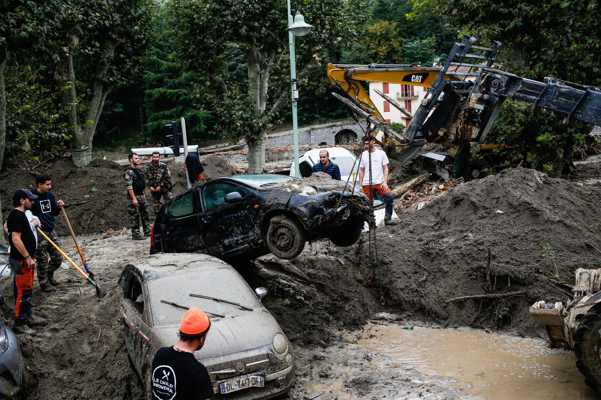 Des voitures sont dégagées sur la place Biancheri, le 4 octobre à Breil-sur-Roya.