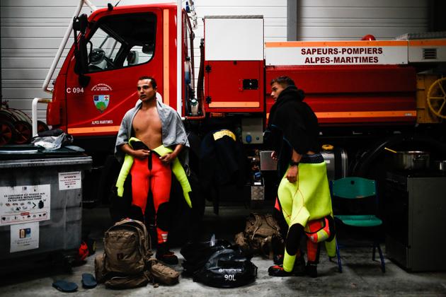 Des sapeurs-pompiers enlèvent leurs combinaisons, le 4 octobre à Breil-sur-Roya (Alpes-Maritimes).