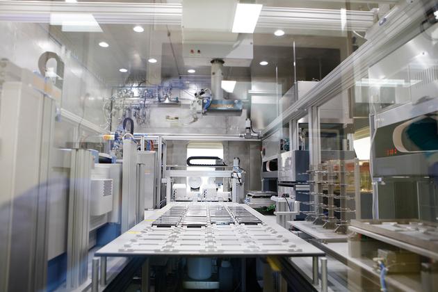 Le laboratoire entièrement automatisé de Johan Neyts (université de Louvain, Belgique), en mai.