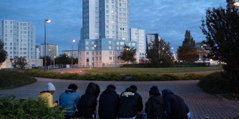 De retour à Calais, Simon et son groupe d'amis se préparent à la prochaine nuit qu'ils passeront dehors en attendant de pouvoir récupérer des tentes et des couvertures pour s'installer de nouveau provisoirement autour de la ville de Calais. Le 29 septembre.