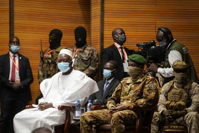 Le président de la transition Bah N’Daw (en boubou blanc) et son vice-président Assimi Goita (béret vert), à Bamako, le 25 septembre 2020.