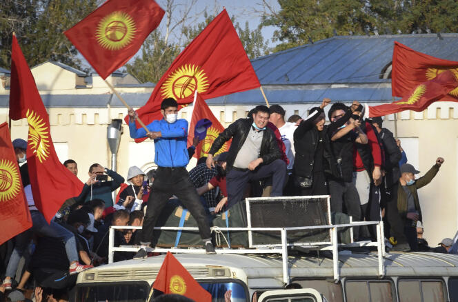 Manifestation contre les résultats du vote, le 5 octobre à Bichkek (Kirghizistan).