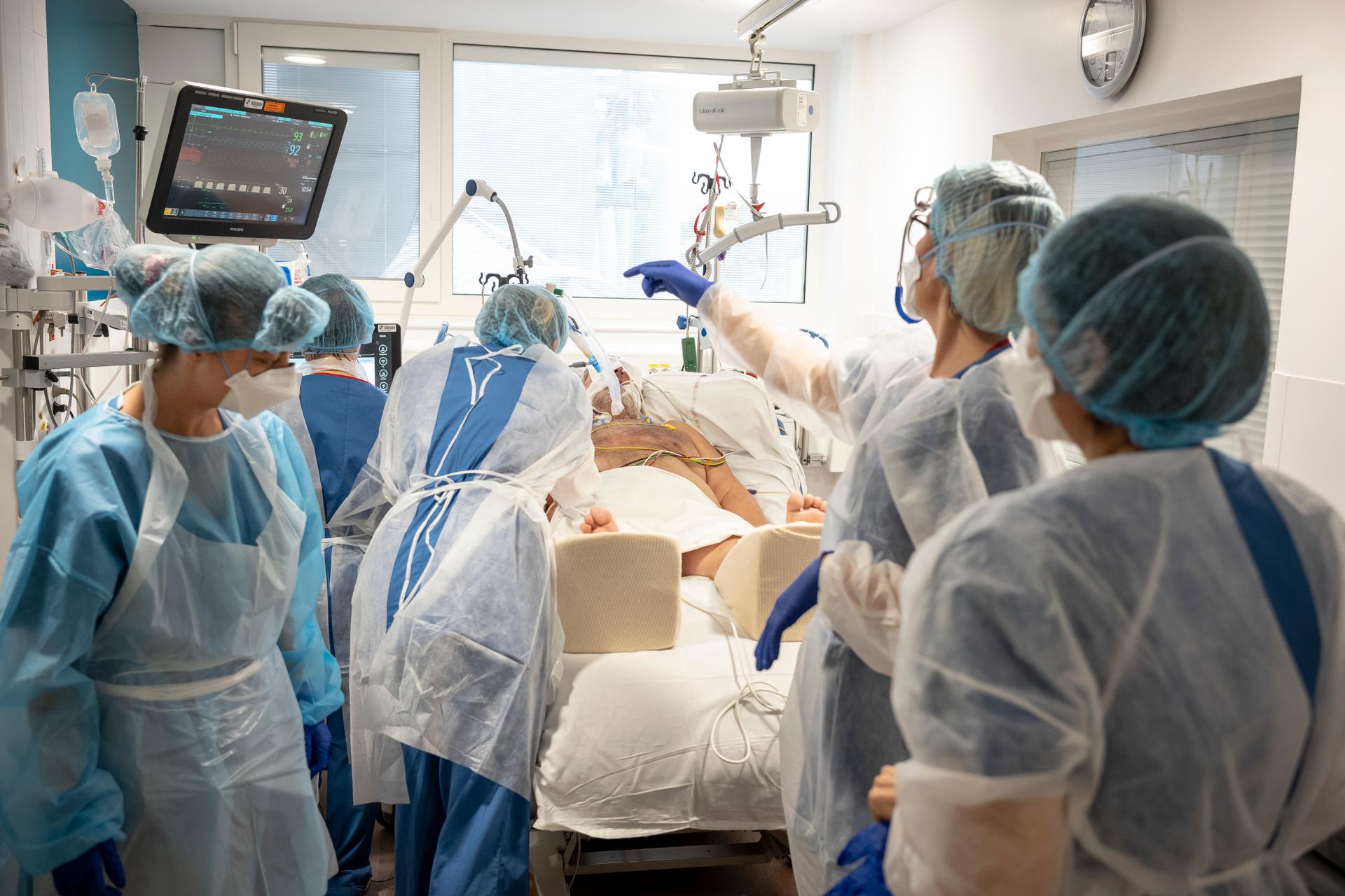 Au service de réanimation Covid-19, à l’hôpital Nord de Marseille, le 2 octobre.