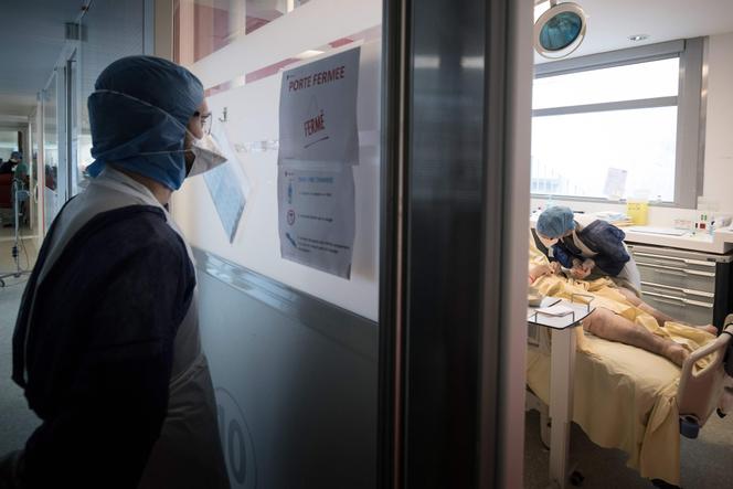 Un travailleur médical dans l’unité de soins intensifs de l’hôpital Lariboisière de l’AP- HP (Assistance Publique - Hôpitaux de Paris), à Paris, le 27 avril 2020.