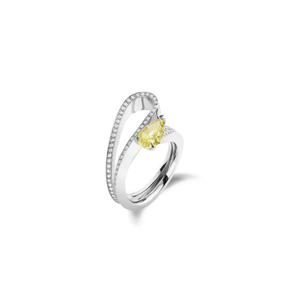 Bague Serti Inversé en or blanc et diamant poire jaune Fancy Intense Yellow de 1,50 carat.