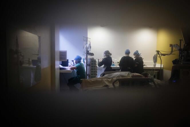 Dans un service de réanimation de l’hôpital Lariboisière, à Paris, le 27 avril.