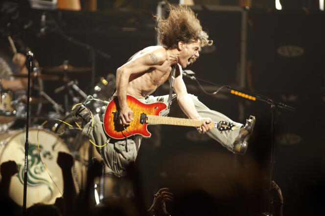 Le musicien américano-néerlandais Eddie Van Halen, en concert à East Rutherford (New Jersey), le 22 juin 2004.