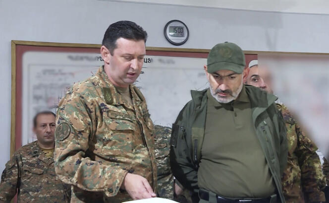 Capture d’une vidéo diffusée par le service de presse du premier ministre arménien, Nikol Pachinian, ici à droite, le 6 octobre.