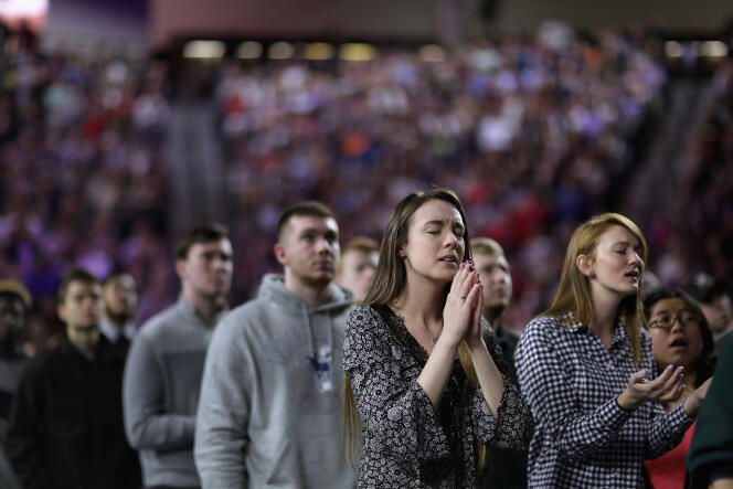 Des supporteurs prient pour Donald Trump, à l’université Liberty (Virginie), en janvier 2016, fondée en 1971 par le « télévangéliste » Jerry Falwell.