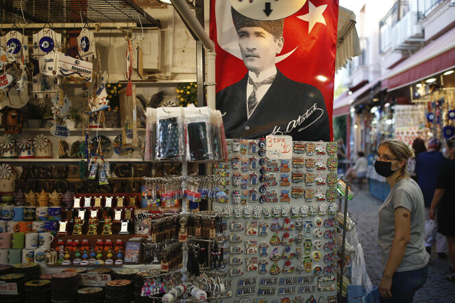 Dans une boutique de Ayvalik (Turquie), le 9 septembre, un portrait de Mustafa Kemal Ataturk, qui a mis fin au califat islamique en 1924.