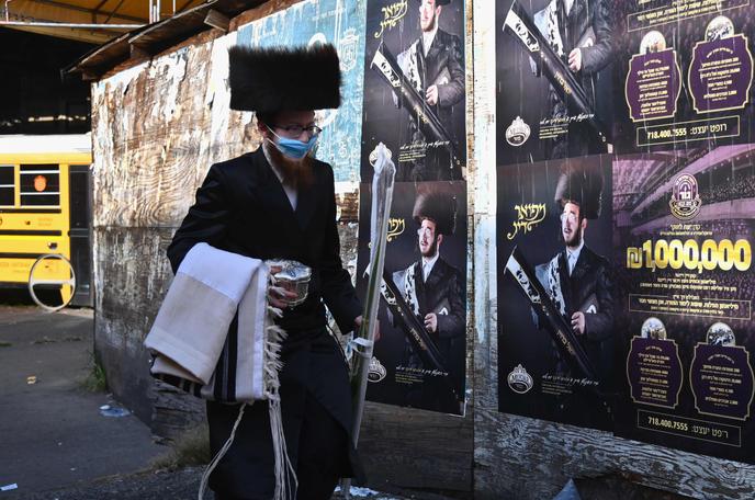 Un juif hassidique avec un masque marche dans le quartier de Brooklyn à Borough Park, le 6 octobre 2020, à New York.
