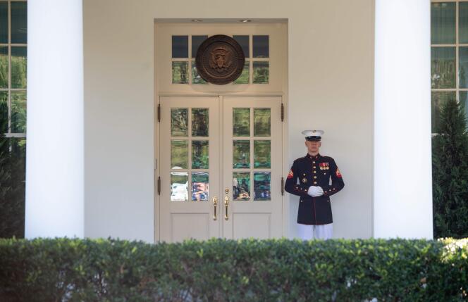 Un marine garde la porte du bureau Ovale où se trouve Donald Trump, le 7 octobre.