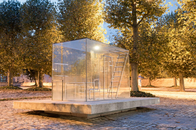 Le banc « Gimme Shelter », conçu par Nathalie Talec, installé sur la place d’Armes de Saint-Etienne.
