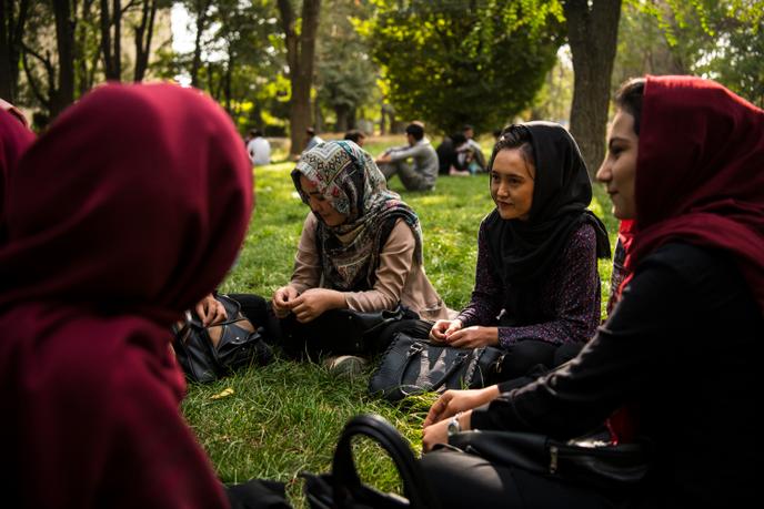 Tokhara (au centre)  et Yasamin (avec un hijab noir), 20 ans, étudiantes à l’Université de Kaboul, dans les jardins de l’université de Kaboul le 28 septembre.