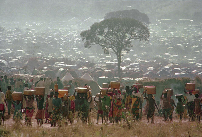 Des réfugiés qui ont fui la guerre ethnique au Rwanda, dans le camp de réfugiés de Benaco, en Tanzanie, le 17 mai 1994.