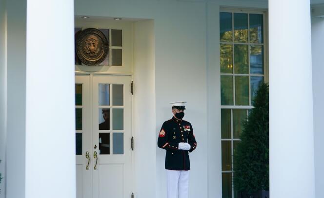 Un soldat monte la garde alors que Donald Trump est bloqué à la Maison Blanche, jeudi 8 octobre.