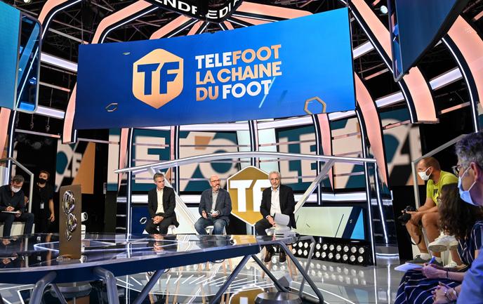 Au centre, Jaume Roures, PDG de Mediapro, sur le plateau de Telefoot, à Aubervilliers (Seine-Saint-Denis), le 18 août.