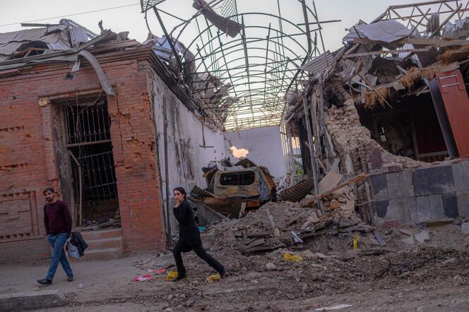 Des bâtiments détruits à Gandja, en Azerbaïdjan, près de la zone de conflit du Haut-Karabakh, jeudi 8 octobre.