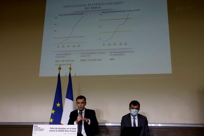 Le ministre de la santé, Olivier Véran (à gauche), à côté de l’épidémiologiste Arnaud Fontanet (à droite), lors de sa conférence de presse hebdomadaire sur la pandémie de Covid-19, à l’hôpital Bichat-Claude-Bernard, à Paris, le 1er octobre.