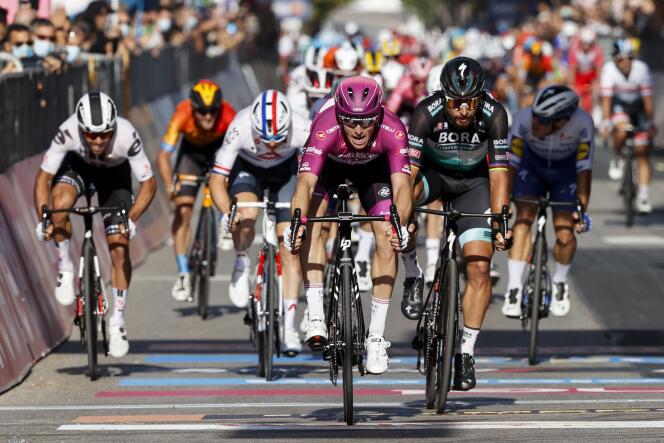 Arnaud Démare, vainqueur au sprint à Brindisi devant Peter Sagan, vendredi 9 octobre, sa troisième victoire d’étape sur le Giro 2020.