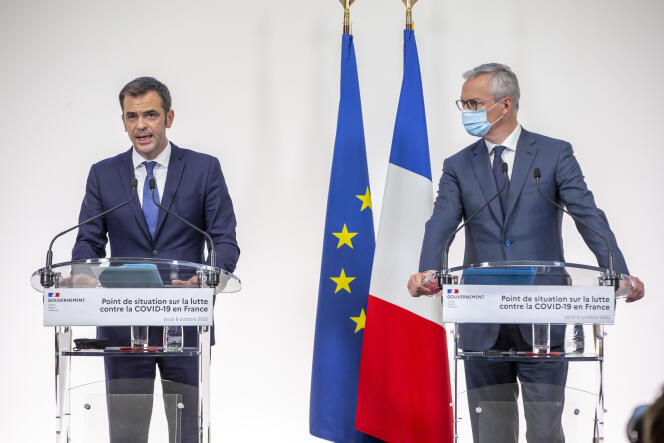Le ministre de la Santé, Olivier Véran, et celui de l'économie et des finances,  Bruno Lemaire, lors du  point hebdomadaire sur l'épidémie de Covid-19 à Paris, le 8 octobre.