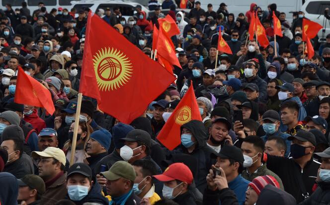 Des soutiens de l’ancien président kirghiz Almazbek Atambaïev manifestent à Bichkek, vendredi 9 octobre.