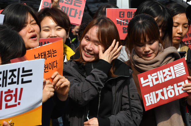 Des militantes des droits des femmes, en avril 2019 à Séoul, après le jugement de la Cour constitutionnelle sur l’accès à l’IVG.