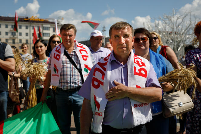 Des villageois biélorusses manifestent pour soutenir le président Alexandre Loukachenko, à Minsk, le 16 août.