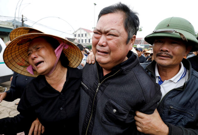 Les parents de Nguyen Huy Hung, un adolescent de 15 ans, lors du rapatriement de son corps, à Nghe An, au Vietnam, le 27 novembre 2019.